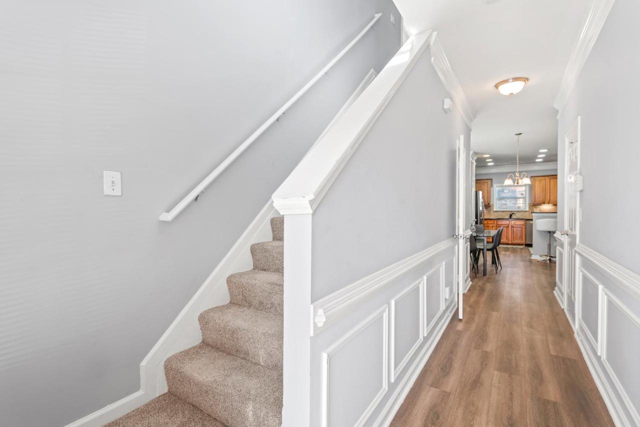 アトランタ Calming Grey Townhouse With Jacuzzi Bathtubヴィラ エクステリア 写真